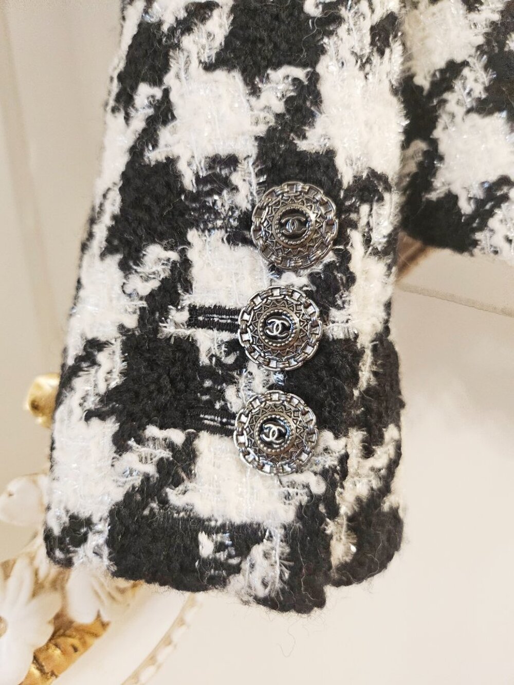 CHANEL 19K Fall-Winter 2019 Houndstooth Shimmer Tweed Jacket, FR 34, US 2 - Picture 8 of 16